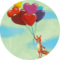 Illustration mit einem Eichhörnchen welches mit bunten Herzballons schwebt auf blau-grünem Hintergrund. | © SONNENTOR